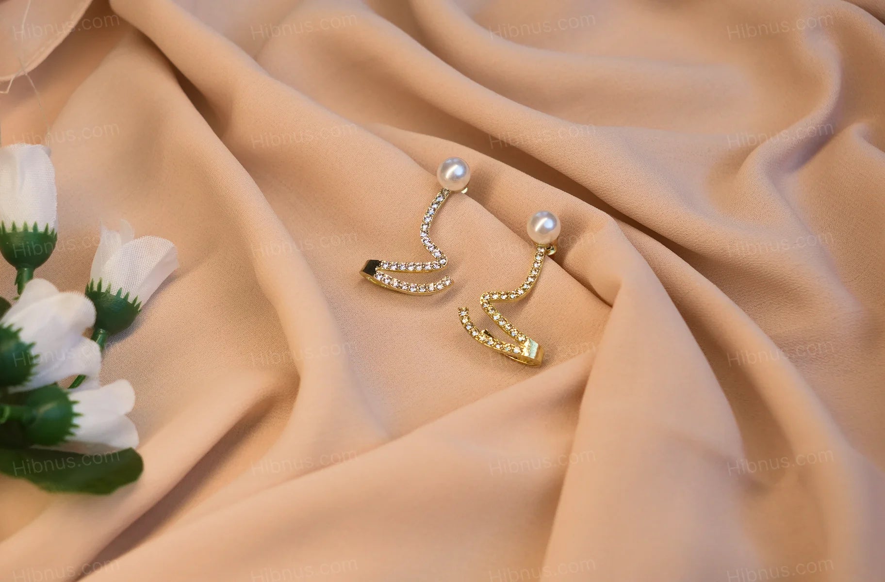 Korean pearl diamond wavy fashion earrings