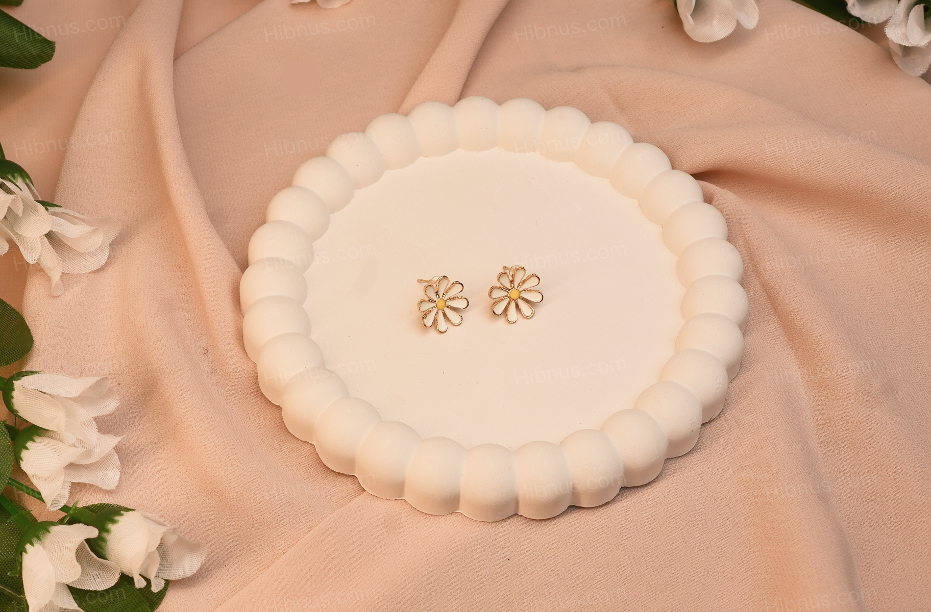 Small daisy flower earrings design